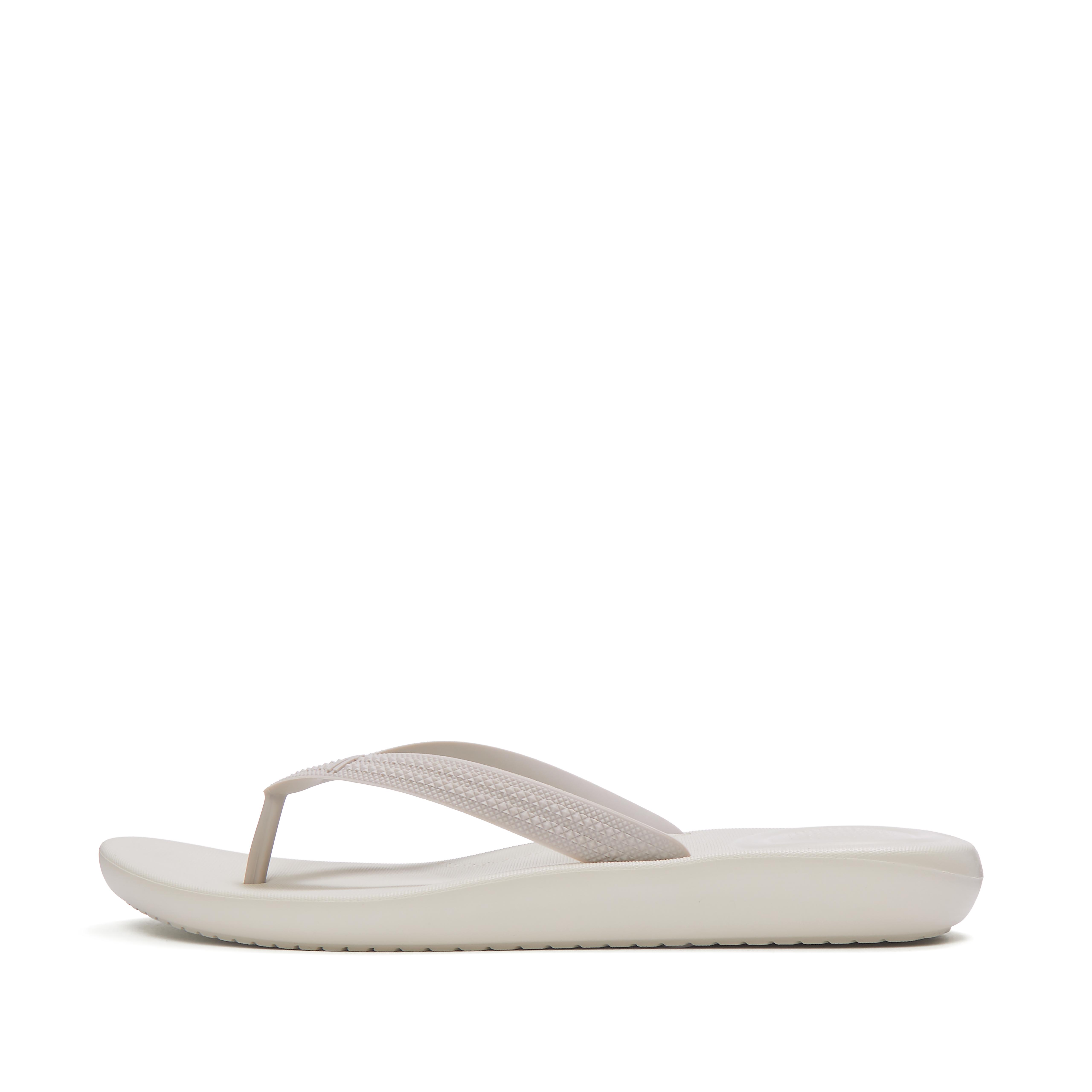 FitFlop IQUSHION Mens Textured-Strap Flip-Flops - Pale Grey