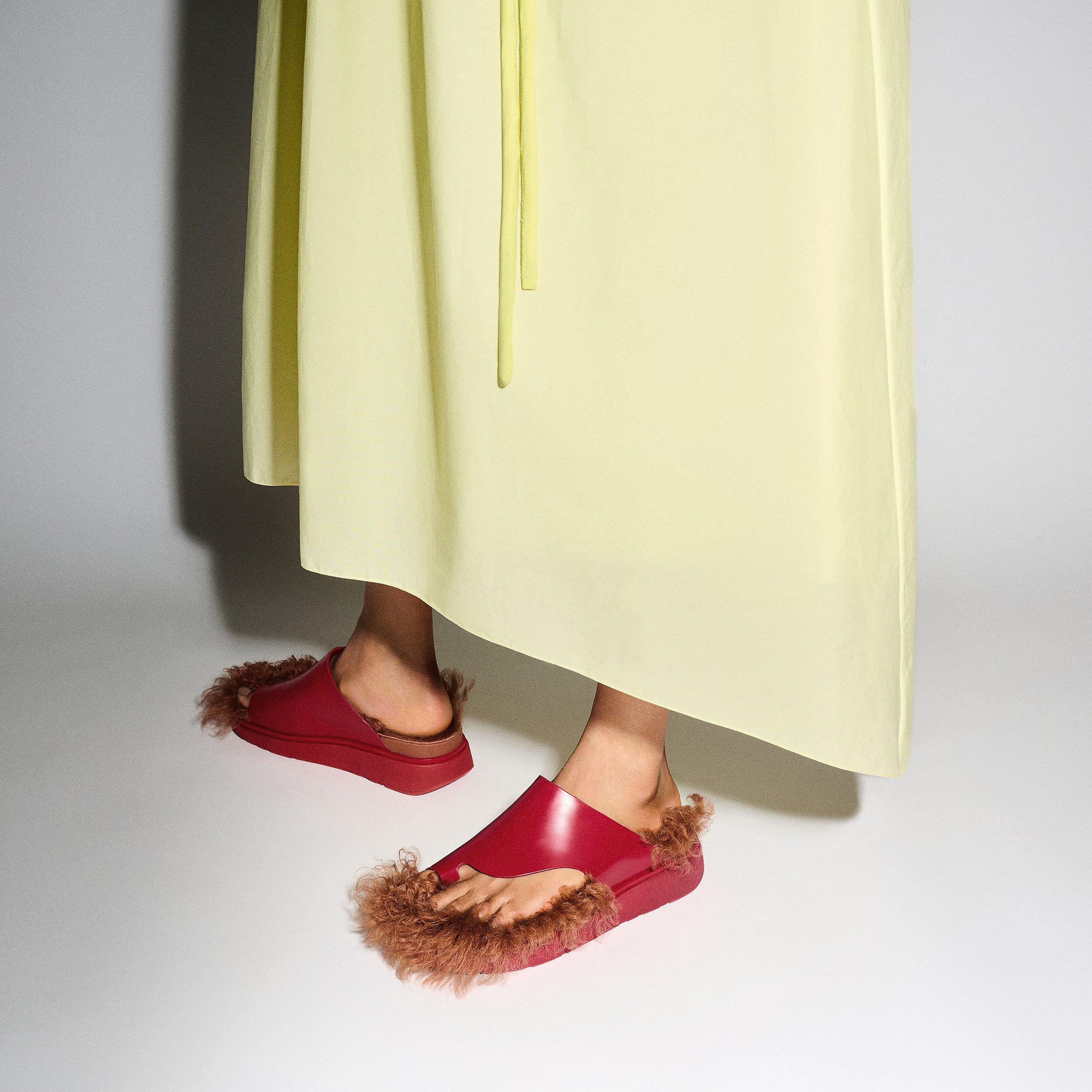 FitFlop GEN-FF X ROKSANDA Cut-Out Leather/Shearling Toe-Post Sandals - Crimson - Tan